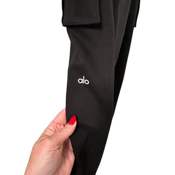 Alo Yoga - Show Off Cargo Wide Leg Trouser - Medium - Black (Long) - Picture 9 of 10